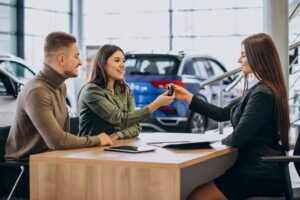 Leer el contrato antes de vender carros