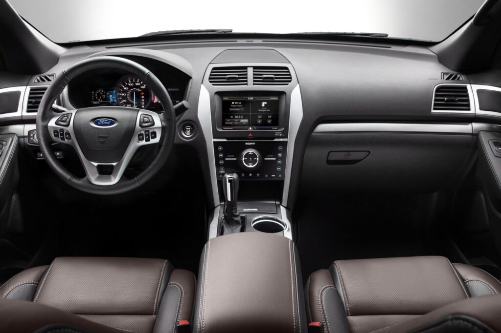 Interior de la camioneta familiar Explorer 2013