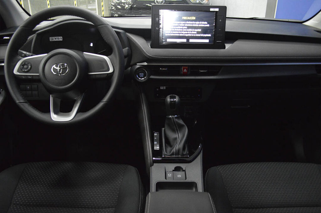 yaris volante y pantalla de mando