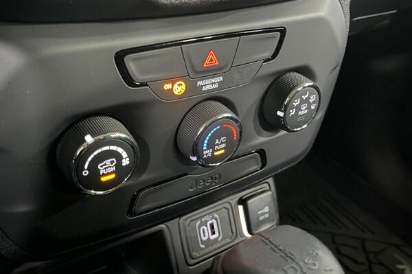 Renegade - 2159KM - Imagen 10